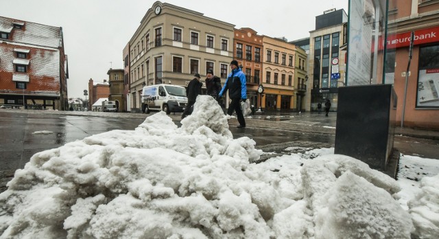 Powrót zimowego krajobrazu utrudnił warunki, jakie panowały na drogach. Śnieg jednak za długo się nie utrzyma. Synoptycy już w poniedziałkowy wieczór przewidywali przyjście opadów śniegu. Ich prognozy sprawdziły się w stu procentach. We wtorkową noc po miesiącu przerwy wróciła zima. Drogowcy bardzo szybko musieli przystąpić do działania.- Już w poniedziałek w godzinach wieczornych na trasy wyjechały pierwsze pługosolarki - mówi Krzysztof Kosiedowski, rzecznik prasowy Zarządu Dróg Miejskich i Komunikacji Publicznej.Gdy pojazdy wróciły do bazy przy ulicy Redłowskiej kolejne wyjechały na bydgoskie ulice o 3 nad ranem, a następne już z samego rana.- Łącznie o stan jezdni dbało trzynaście pługosolarek. Do tego pracowało 200 osób, które zajmowały się ręcznym odśnieżaniem. Pojawili się na przystankach komunikacji miejskiej, chodnikach i schodach w centrum miasta - wymienia Kosiedowski.Mimo trudniejszych warunków do wczorajszego popołudnia policjanci nie odnotowali sporej liczby niebezpiecznych zdarzeń. Do godziny 15 na terenie całego miasta doszło do jedenastu kolizji. Jak tłumaczą bydgoscy funkcjonariusze głównie były to niegroźne zderzenia, polegające na niedostosowaniu prędkości lub wykonywaniu nieprawidłowych manewrów.- Takie warunki atmosferyczne, z jakimi mieliśmy do czynienia wczoraj, czasem powodują, że kierowcy wykazują się większą czujnością, a niżeli w czasie dni, gdy za oknami świeci słońce - przyznaje podkomisarz Przemysław Słomski z biura prasowego Komendy Wojewódzkiej Policji w Bydgoszczy.Na szczęście powrót zimy był jedynie chwilowy. Prognozy wskazują, że już dzisiaj opady śniegu zamienią się w deszcz. Słupki rtęci w ciągu dnia będą także wskazywać dodatnie temperatury. Prognoza pogody na 2.03.2016/TVN Meteo Active/x-news