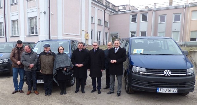 Trzy samochody zostały przekazane podczas uroczystości na parkingu obok buskiego Starostwa Powiatowego.