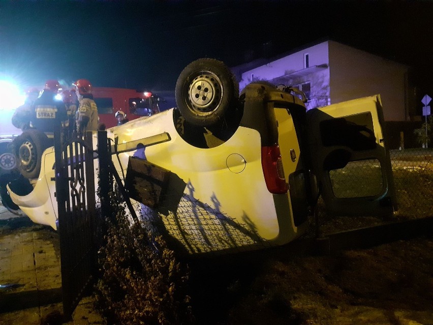 Dobczyce. Wypadek na Nowowiejskiej. Samochód koziołkował i dachował