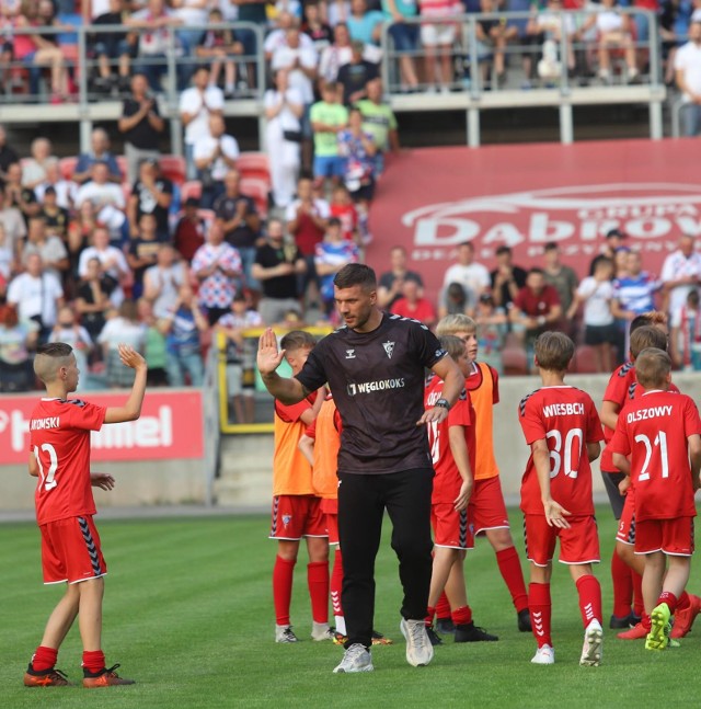 Powitanie Łukasza Podolskiego na stadionie Górnika Zabrze było wielkim wydarzeniem Zobacz kolejne zdjęcia. Przesuwaj zdjęcia w prawo - naciśnij strzałkę lub przycisk NASTĘPNE