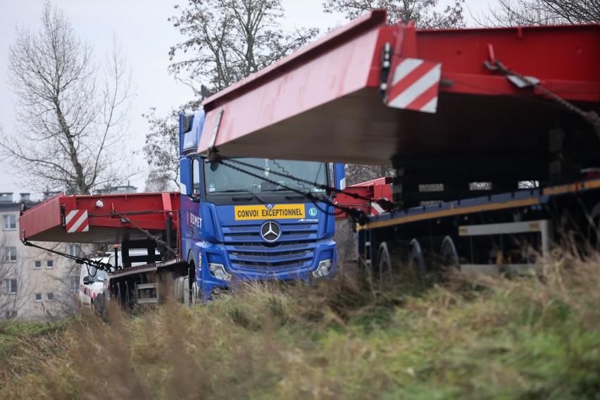 Wielkie wrota przeciwpowodziowe dla portów Płaszów i Kujawy dotarły do Krakowa