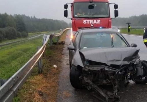 Wypadek pod Tarnowem. Niebezpieczny poranek na tarnowskim odcinku autostrady A4. W Nowej Jastrząbce samochody wjeżdżały w bariery 
