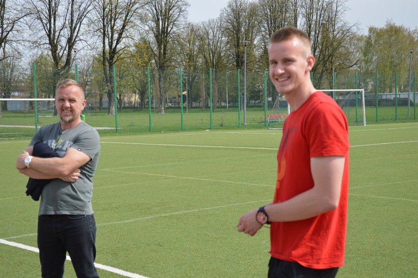 Bartosz Kowalski (z lewej) wyszkolił setki młodych piłkarzy...