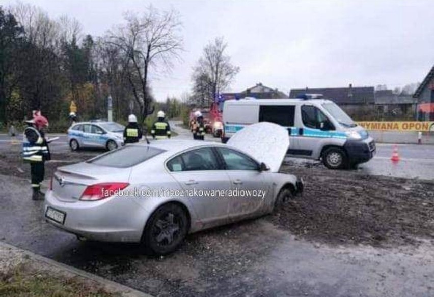 Nieoznakowany radiowóz wpadł w poślizg na "78" w Jaronowicach! Policjanci na badaniach