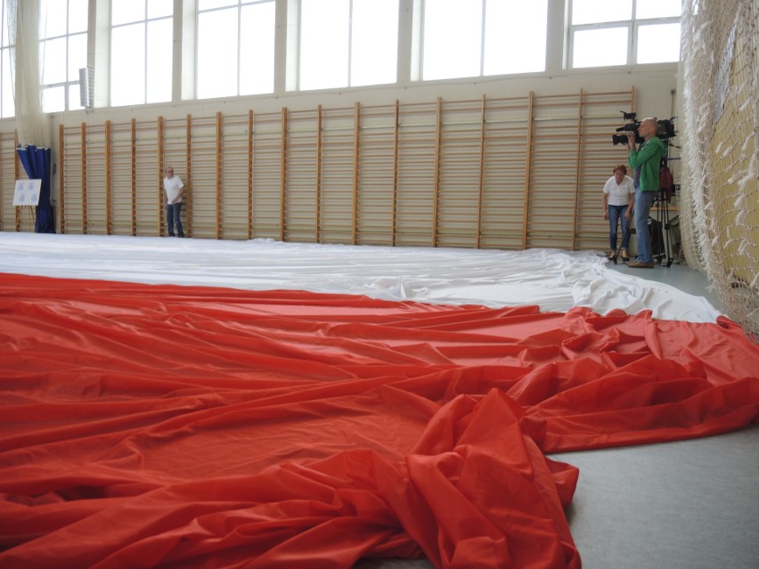 Uczniowie ze Świnoujścia pomagali w składaniu największej flagi na Świecie, która 2 maja zawiśnie na Latarni Morskiej