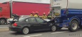 Wypadek na obwodnicy Opola. BMW wjechało w tył cysterny. Na miejscu pracują służby