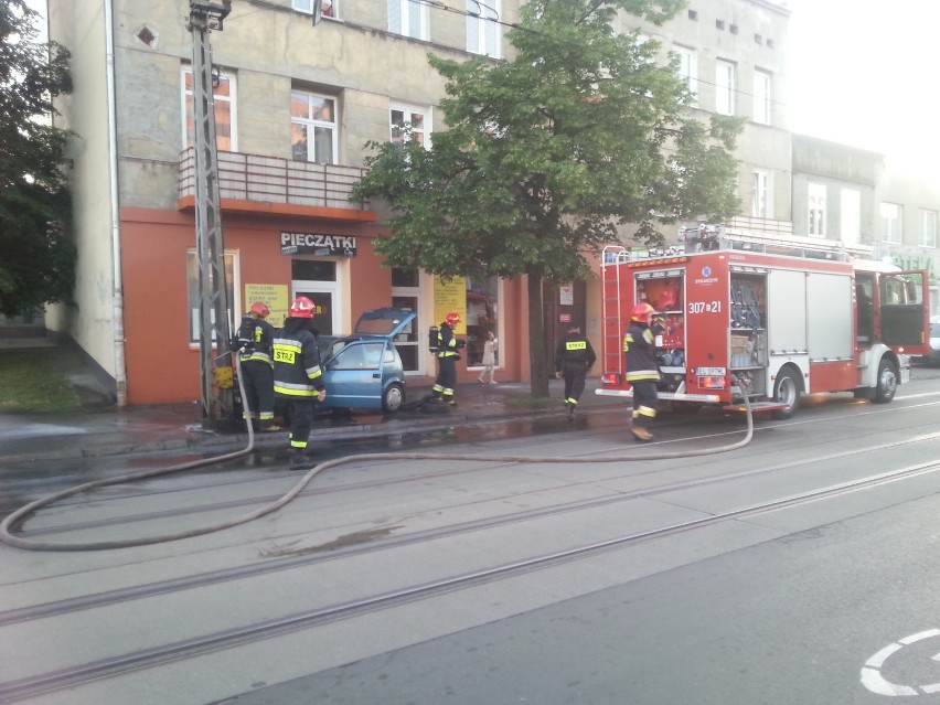 Strażacy gasili płonący samochód na Rzgowskiej i na autostradzie A2