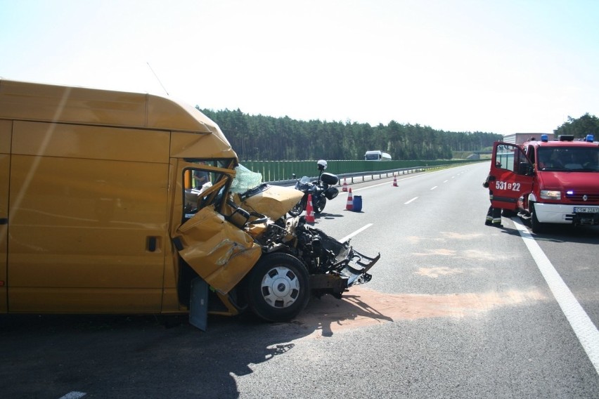 Wypadek na autostradzie A1. Kierowca transista uderzył w tył ciężarówki