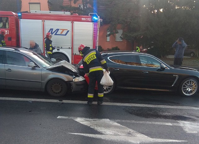 Do zderzenia doszło w niedzielę, 5 stycznia, na ul Wrocławskiej. Na miejsce została wezwana straż pożarna.Kierujący volkswagenem uderzył w tył porsche. Siła uderzenia była duża. Wskazuje na to fakt, że oba pojazdy zostały dość mocno rozbite. Na miejsce przyjechali strażacy, którzy zabezpieczyli wycieki z samochodów. Na szczęście nikomu nic się nie stało. Zdarzenie zostało zakwalifikowane jako kolizja.Zobacz również: Popisywał się BMW i omal nie potrącił kobiety na chodniku