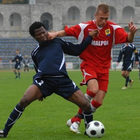 Jak na derby przystało, nikt nie odpuszczał. Desmond Okeke z Ilanki próbuje powstrzymać szarżę Krzysztofa Wierzbickiego.