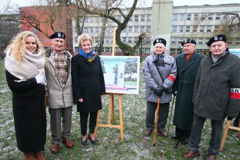 Pierwsza konferencja prasowa w miejscu ustawienia pomnika...