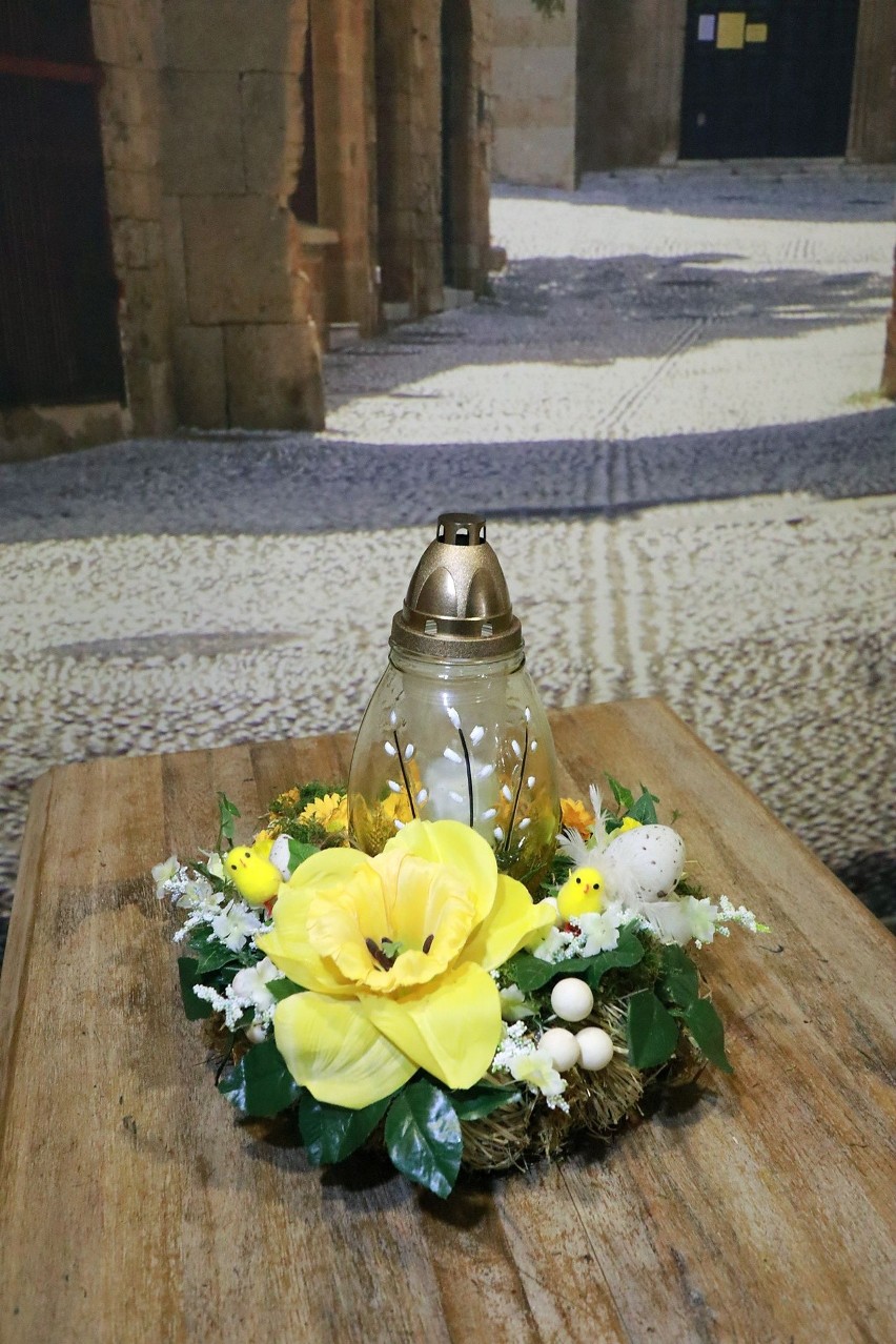 Wielkanoc także na cmentarzach - świąteczne dekoracje na groby, znicze w kształcie pisanek ZDJĘCIA