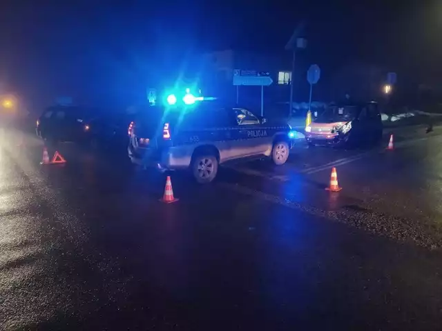 Trzy samochody brały udział w wypadku, do jakiego doszło w czwartek kilka minut przed godziną 18 w Ambrożowie w powiecie starachowickim.