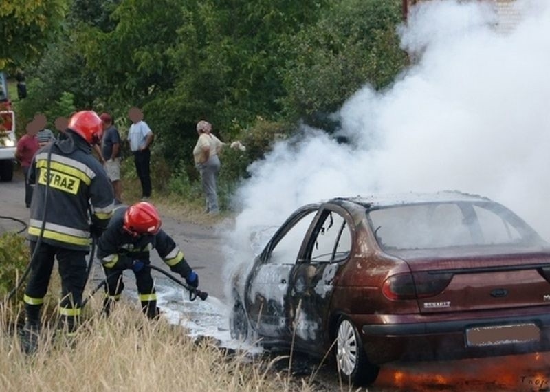 Kurejewka. Renault uderzyło w ciągnik. Osobówka stanęła w płomieniach (zdjęcia)