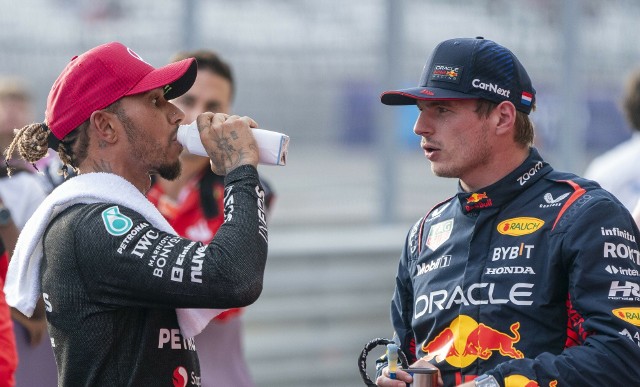 Lewis Hamilton i Max Verstappen w trakcie niedawnej pogawędki w Austin
