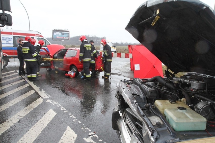 Wrocław: Wypadek na Kwiatkowskiego. Trzy osoby ranne (ZDJĘCIA)