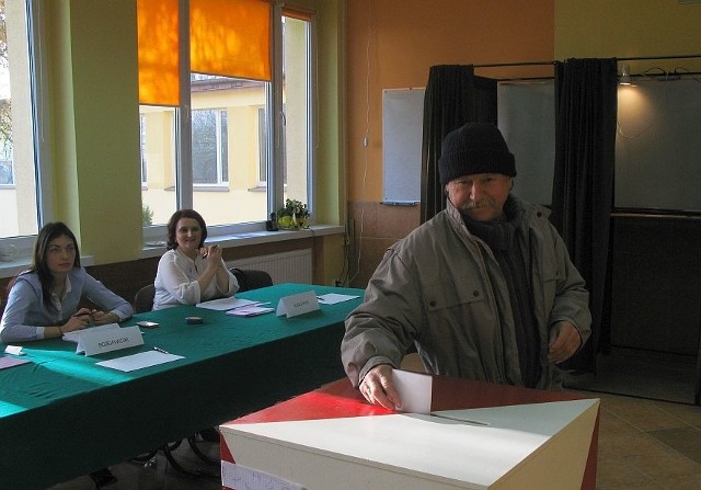W Żninie trwa druga tura wyborów burmistrza. Na zdjęciu głosowanie w I LO w Żninie.
