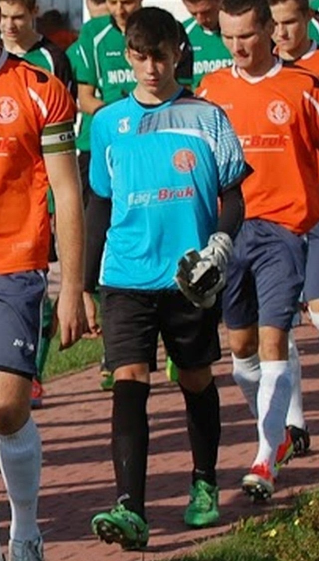 Bramkarz drużyny juniorów młodszych Hetmana Włoszczowa podczas sobotniego spotkania z Lechią Strawczyn poważnej kontuzji głowy.