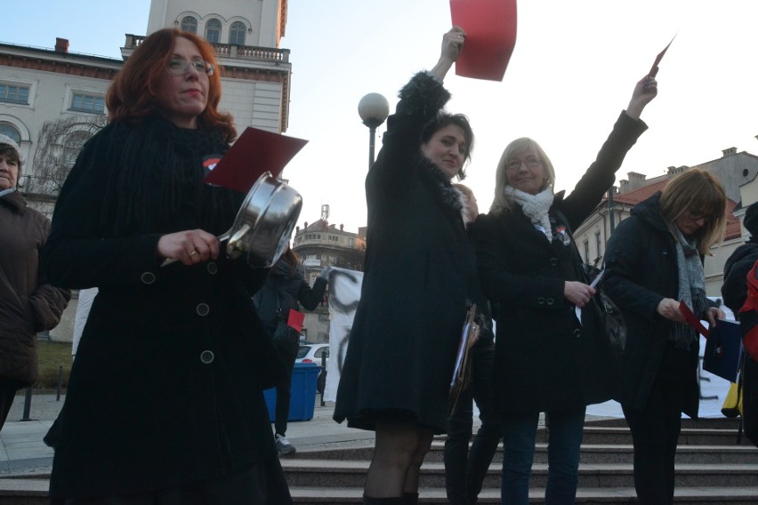 Czarny Protest w Bielsku-Białej. Czerwona kartka dla rządzących ZDJĘCIA