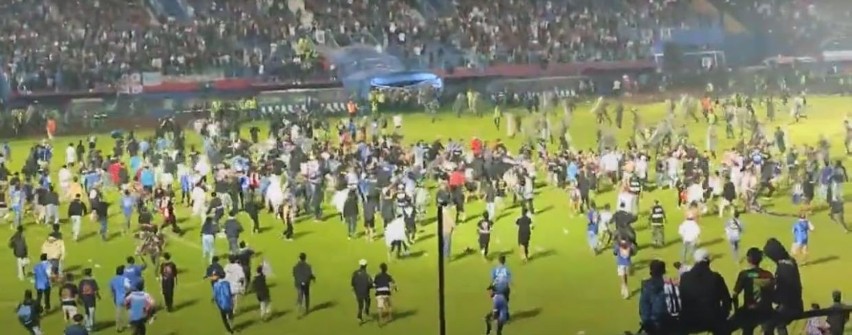 Tragedia na stadionie po meczu ligowym w Indonezji. Zginęło co najmniej 129 osób