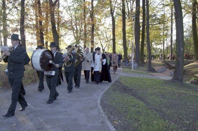 Park otwarto w ubiegłą niedzielę. Był występ orkiestry dętej z Komprachcic, ognisko i koncert skrzypcowy.