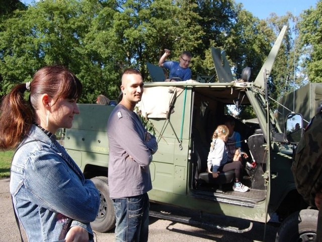 Żołnierze z 1 batalionu logistycznego im. "Ziemi Nakielskiej&#8221; prezentowali w Mroczy swój sprzęt i uzbrojenie