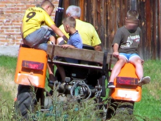 W jednej ze wsi niedaleko Tarnobrzega inspektorzy zauważyli,że traktorem bez kabiny, którym kierował dziadek, na obu błotnikach siedziała w sumie trójka kilkuletnich chłopców.