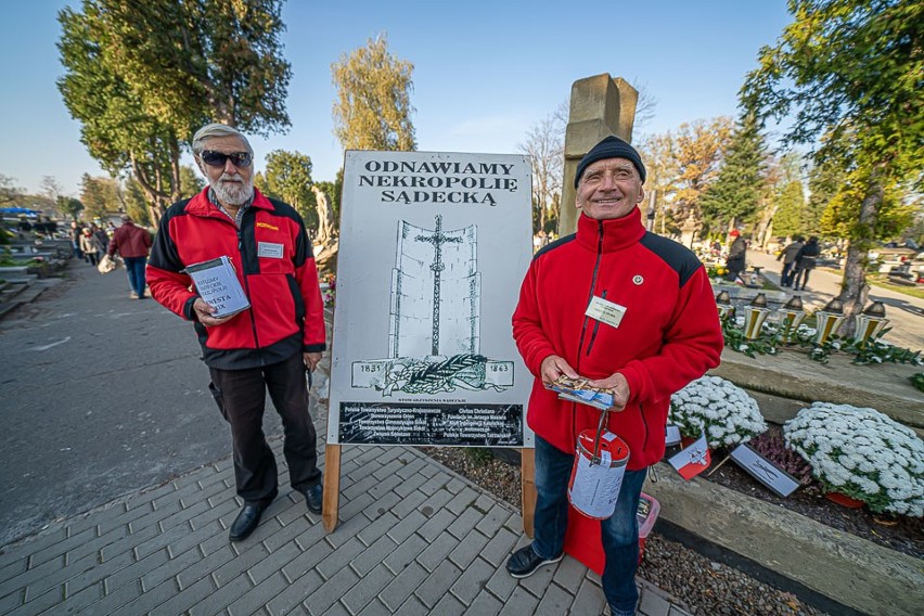 Nowy Sącz. Akcja „Ratujmy Sądeckie Nekropolie”. Sądeczanie wrzucają datki do puszek [ZDJĘCIA]