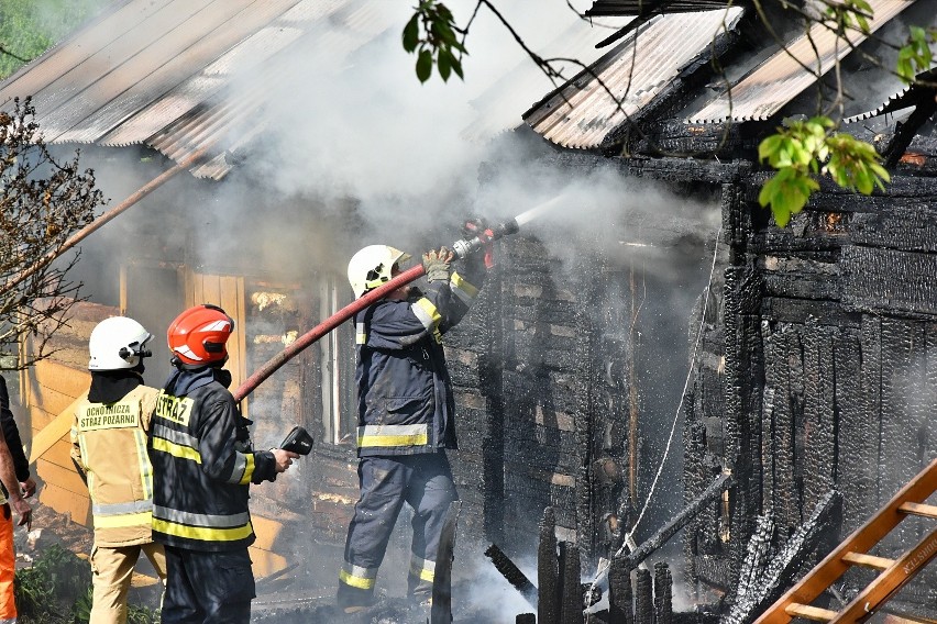 Pożar całkowicie strawił dach drewnianego domu w Bieśniku