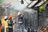 W Bieśniku spłonął drewniany dom. Mieszkańcom udało się uciec z pożaru. Z ogniem walczyło 43 strażaków [ZDJĘCIA]