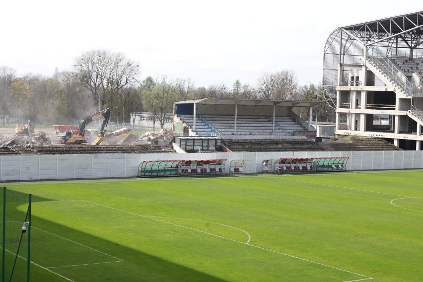 Stara część stadionu została już rozebrana....