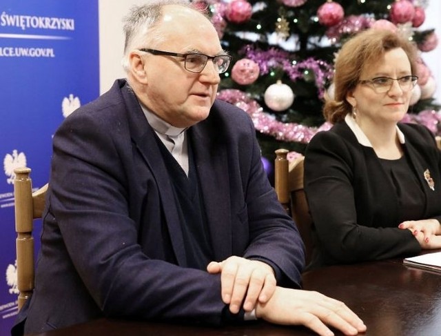 Ksiądz profesor Henryk Witczyk z Dankowa Dużego, nowy patron drogi w Kurzelowie, uczestniczył w konferencji prasowej wojewody Agaty Wojtyszek.