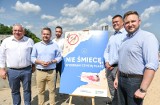 Wiceminister klimatu i środowiska Jacek Ozdoba na plaży w gdańskim Brzeźnie zainaugurował kampanię „Nie śmiecę, wybieram czystą plażę”