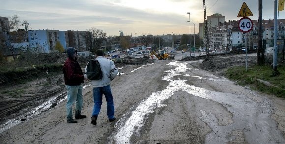 Tak dziś wygląda najgorszy odcinek ulicy Warcisława, który dla wielu kierowców mógłby być dobrym połączeniem z miastem lub po prostu skrótem.