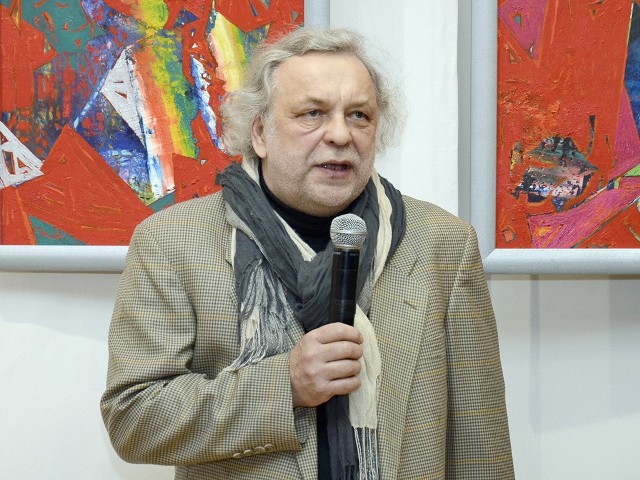 Waldemar Żuchnicki podczas otwarcia wystawy swoich prac w Grudziądzu