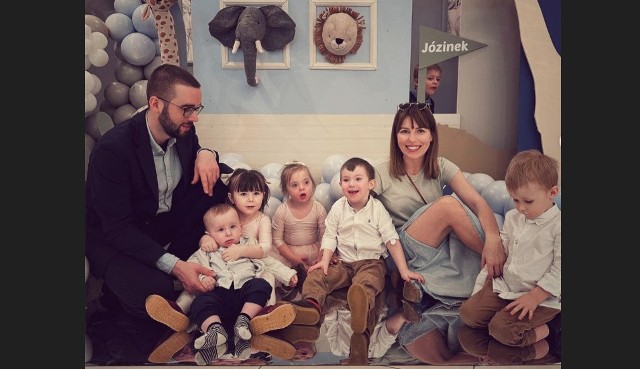 Monika na swoim koncie na Instagramie pokazuje, jak tak naprawdę wygląda życie dużej rodziny. Więcej zdjęć --->