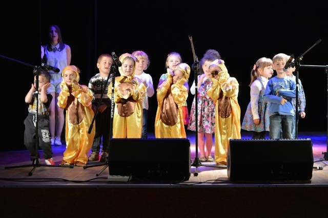 Grupa &#8222;Krasnoludki&#8221; z przedszkola w Kozłowie podczas występu na Festiwalu &#8222;Przedszkolne śpiewanie&#8221; w Małogoszczu.