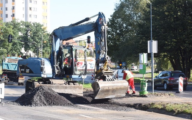 1. Remont ulicy Zjednoczenia w Zielonej Górze. W czwartek, 17 września, ruszył remont ul. Zjednoczenia w Zielonej Górze. Kierowcy, ale też pasażerowie muszą liczyć się z utrudnieniami. W ramach prac remontowych tego odcinka ul. Zjednoczenia mają pojawić się nowe nawierzchnie obu jezdni, odnowy doczekają się też zatoki autobusowe, będą nowe chodniki i ciągi pieszo-rowerowe. Pasażerowie, teraz autobusy pojadą tu inaczej! Zmiana w kursach autobusów MZK przez remont ul. ZjednoczeniaRuszyły prace przy ul. Zjednoczenia w Zielonej Górze.Gdzie się nie obejrzysz, tam w Zielonej Górze trwa jakiś remont. Wreszcie po latach zmienia się ulica Zjednoczenia, trwają prace przy Energetyków. Przy Poznańskiej, przy Emilii Plater śmigać będziemy po nowych ścieżkach rowerowych. Wciąż trwa też budowa Centrum Zdrowia Matki i Dziecka. Nie mówiąc już o kamienicach, które powoli odzyskują dawny blask. Zobaczcie, co dzieje się w Zielonej Górze! 