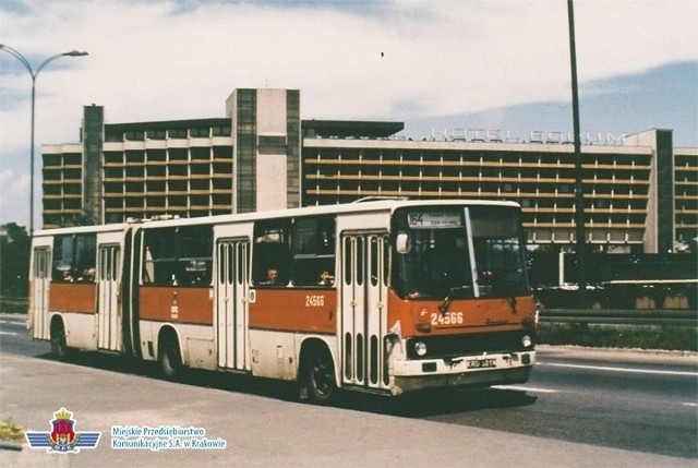 Ikarus 24566 na ul. Konopnickiej, fot. archiwum MPK Kraków