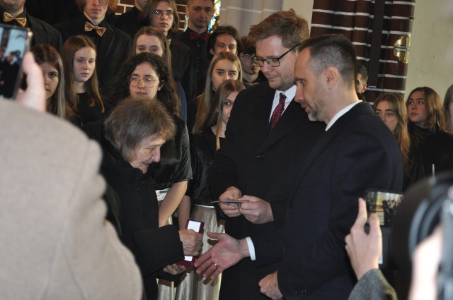 Odznaczenie na ręce siostry zmarłęgo wręczyli przedstawiciele rządu, Janusz Kowalski i Michał Woś.