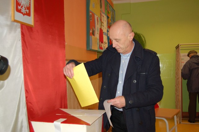 Na podstawie pierwszych nieoficjalnych wyników wiadomo, że wybory burmistrzowskie w Szczecinku wygrywa Jerzy Hardie-Douglas, ale przewaga w niektórych okręgach nad Joanną Pawłowicz nie jest duża. 