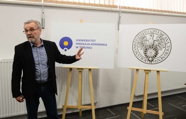 Prof. Edward Saliński i jego nowe logo UMK