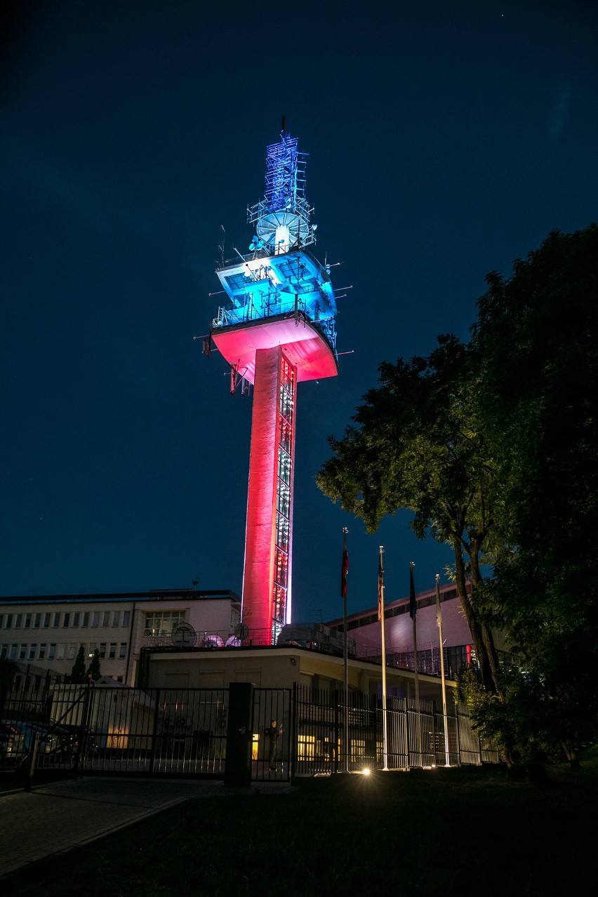 Kraków. Wieża telewizyjna na Krzemionkach rozbłysła amerykańskimi kolorami [ZDJĘCIA] 