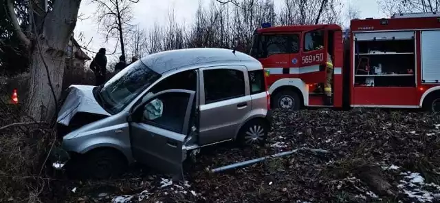 Groźny wypadek w Zręczycach pod Gdowem. Samochód osobowy wypadł z jezdni i uderzył w drzewo. Do zdarzenia doszło 24 grudnia 2021 ok godz. 16