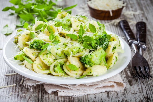 Szybkim sposobem na pożywny obiad jest makaron z brokułami w sosie śmietankowym.