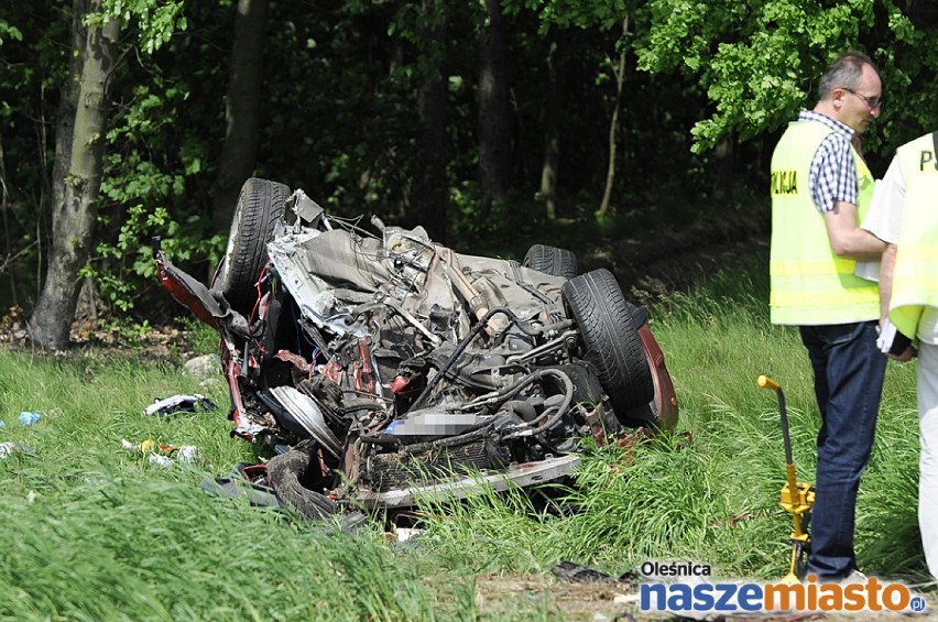 Wypadek za Oleśnicą. Dwie osoby nie żyją (FOTO)