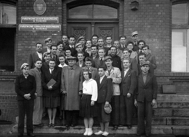 Przed budynkiem szkoły przy ulicy Sienkiewicza w 1949 roku