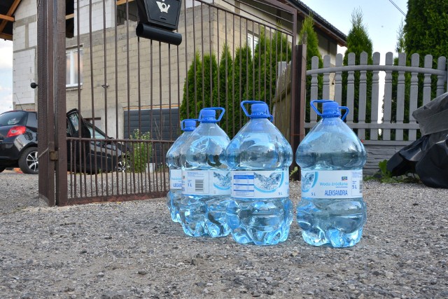 Mieszkańcy Smykowa dostawali w piątek do picia wodę w butlach