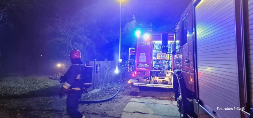 Pożar w Mielnie. Z ogniem walczyło sześć zastępów straży pożarnej