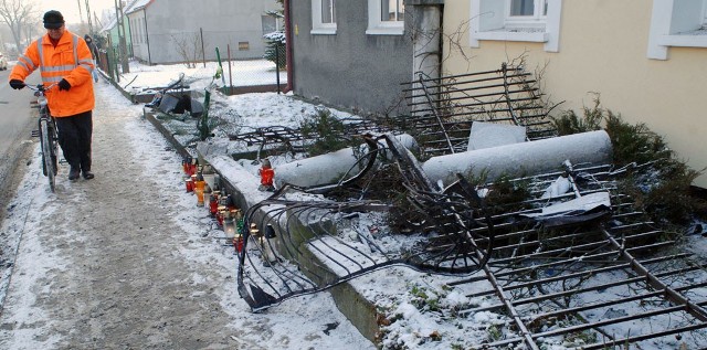 Kierujący samochodem uderzył w ogrodzenie i betonowe słupki. Zginął na miejscu.